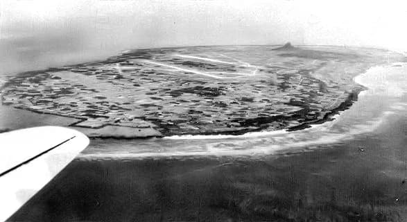 Luftaufnahme der Infrastruktur von Iejima Auxiliary Air Base