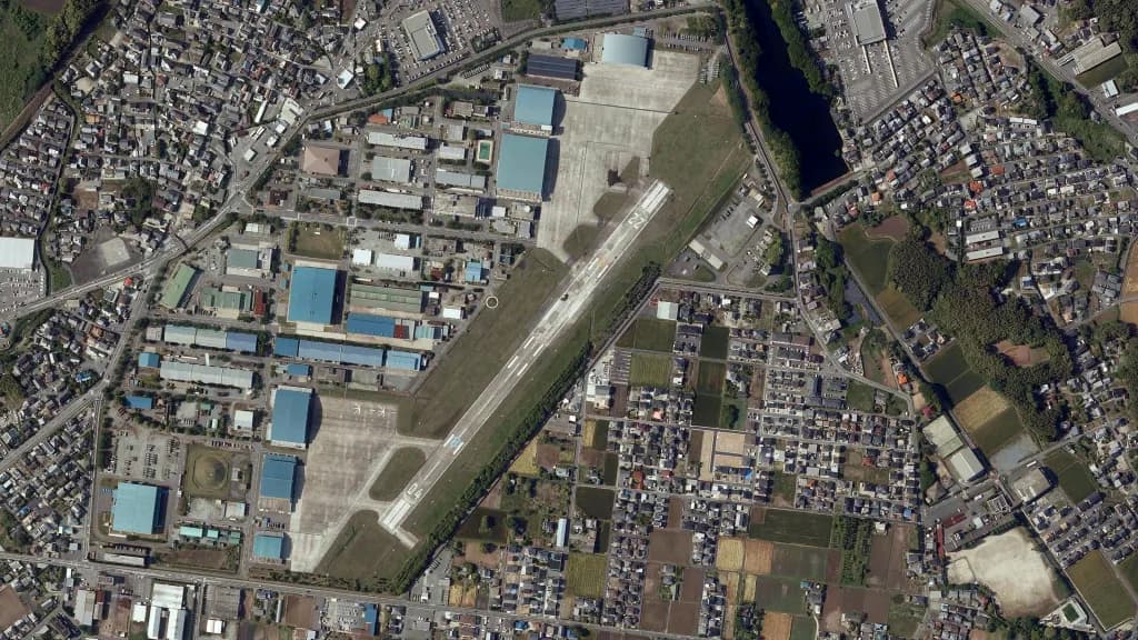 Luftaufnahme der Infrastruktur von JGSDF Metabaru Airfield