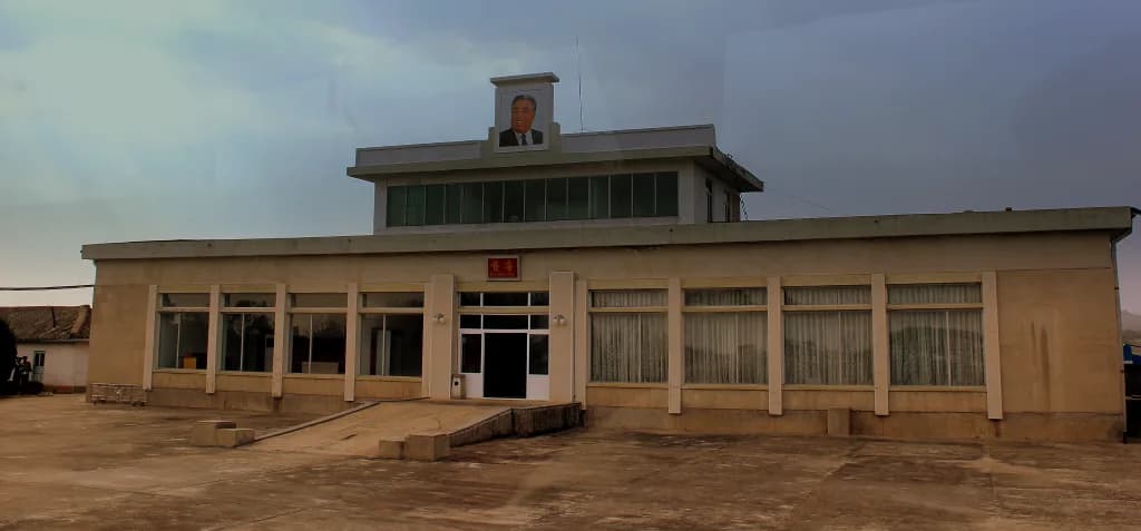 Luftaufnahme der Infrastruktur von Sondok Airport
