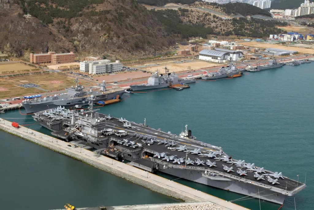 Vue aérienne de l'infrastructure de Busan (Jakjeon) Naval Base Heliport