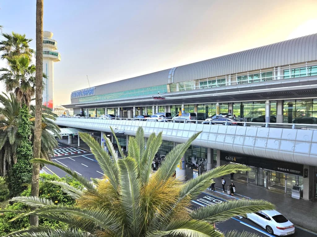 Luftaufnahme der Infrastruktur von Jeju International Airport