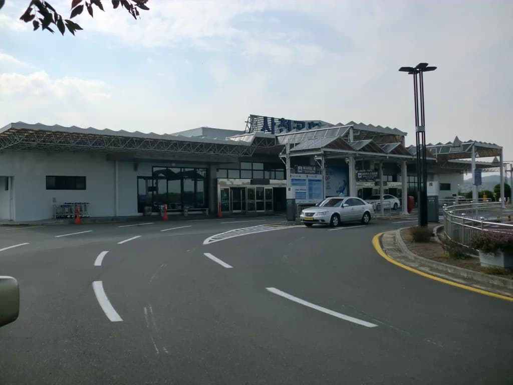 Luftaufnahme der Infrastruktur von Sacheon Airport / Sacheon Air Base