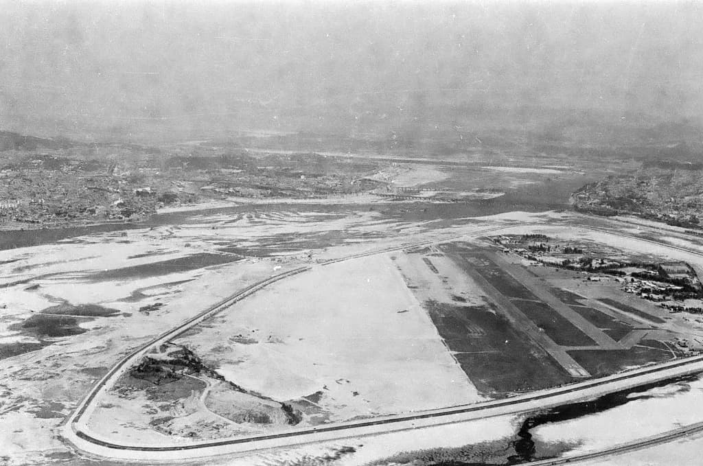 Aerial view of Yeouido Airport airport infrastructure