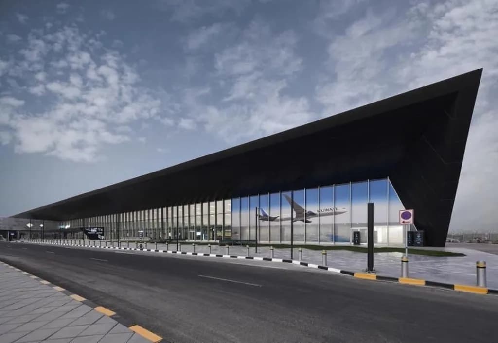 Luftaufnahme der Infrastruktur von Kuwait International Airport