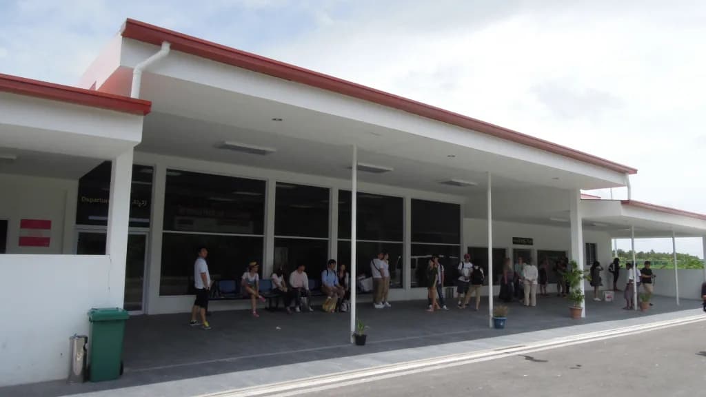 Luftaufnahme der Infrastruktur von Kooddoo Airport