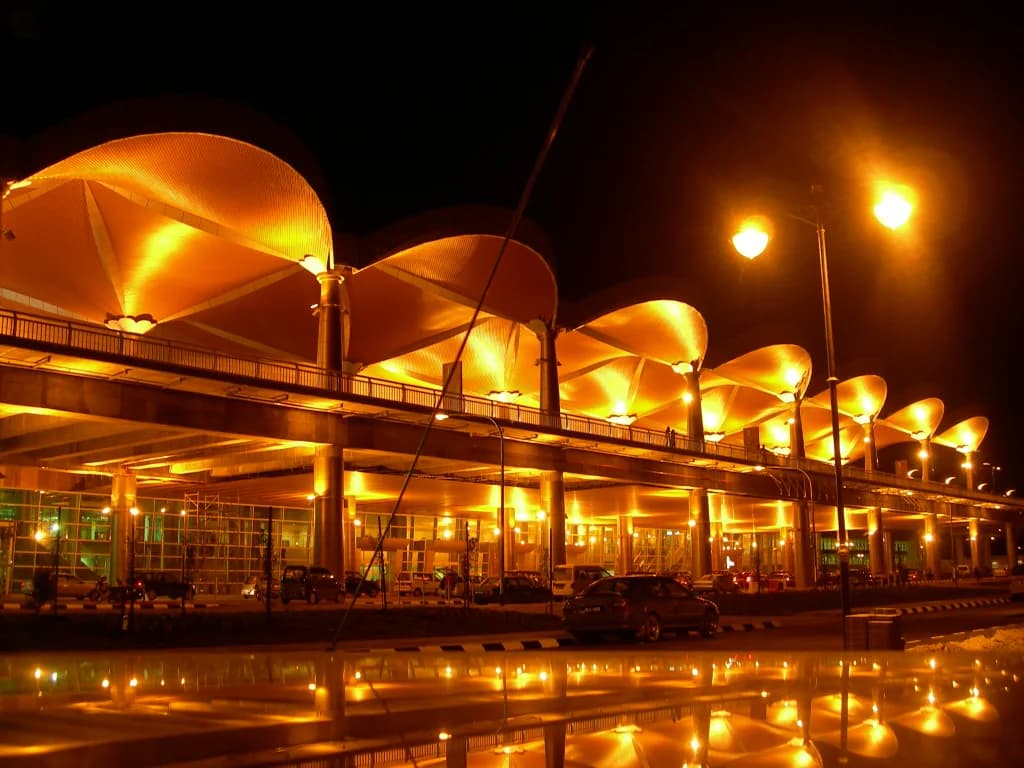 Luftaufnahme der Infrastruktur von Kuching International Airport