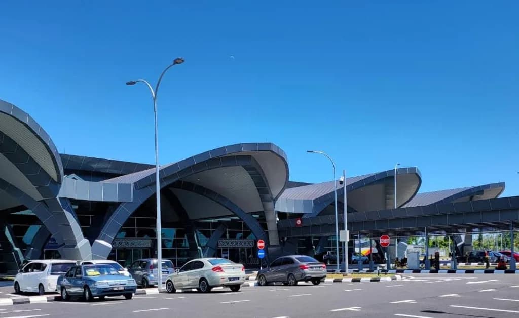 Luftaufnahme der Infrastruktur von Mukah Airport