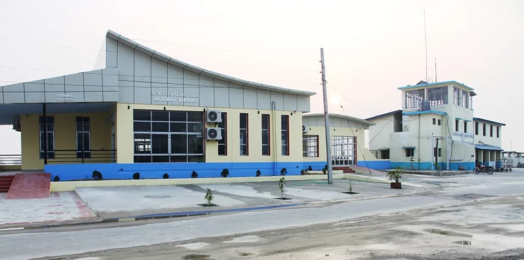 Luftaufnahme der Infrastruktur von Rajbiraj Airport