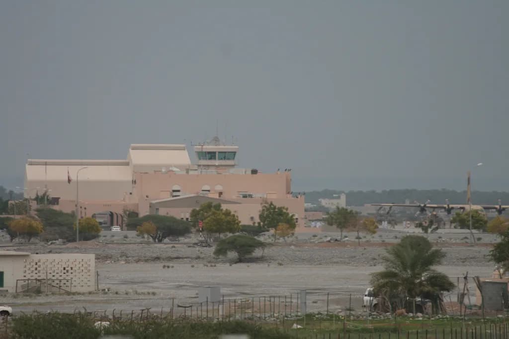 Luftaufnahme der Infrastruktur von Khasab Airport