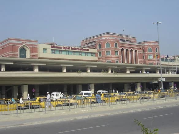 Luftaufnahme der Infrastruktur von Allama Iqbal International Airport