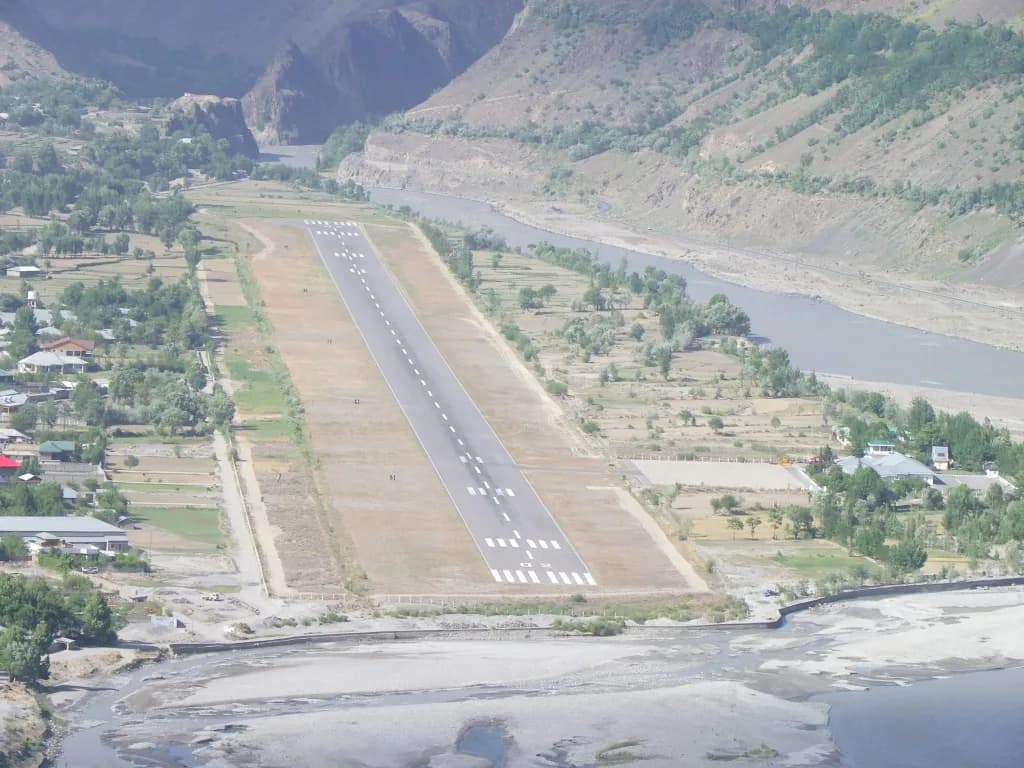 Luftaufnahme der Infrastruktur von Chitral Airport