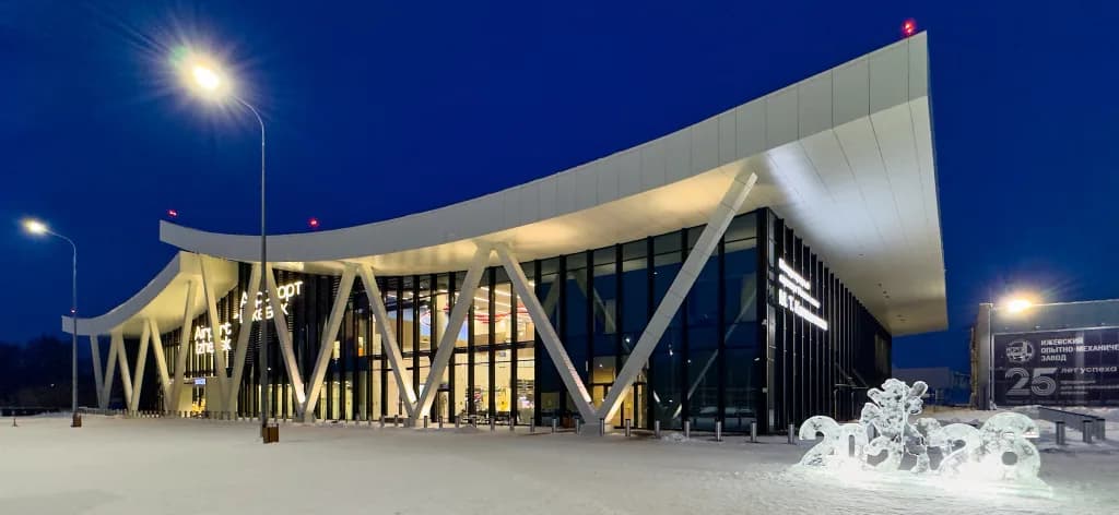Luftaufnahme der Infrastruktur von Izhevsk Airport