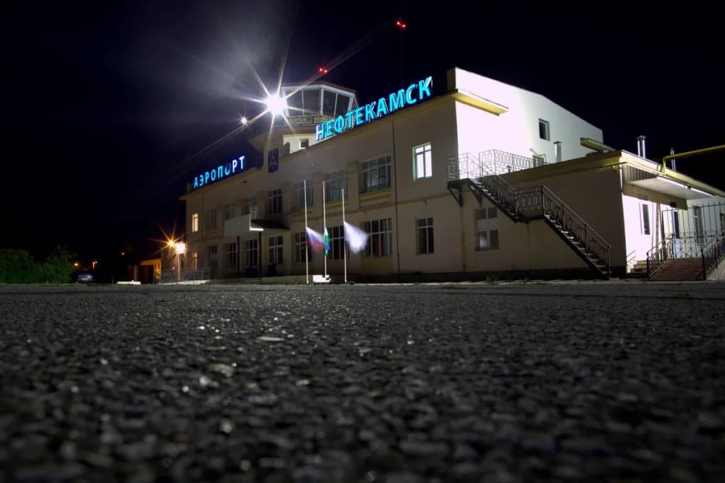 Luftaufnahme der Infrastruktur von Neftekamsk Airport
