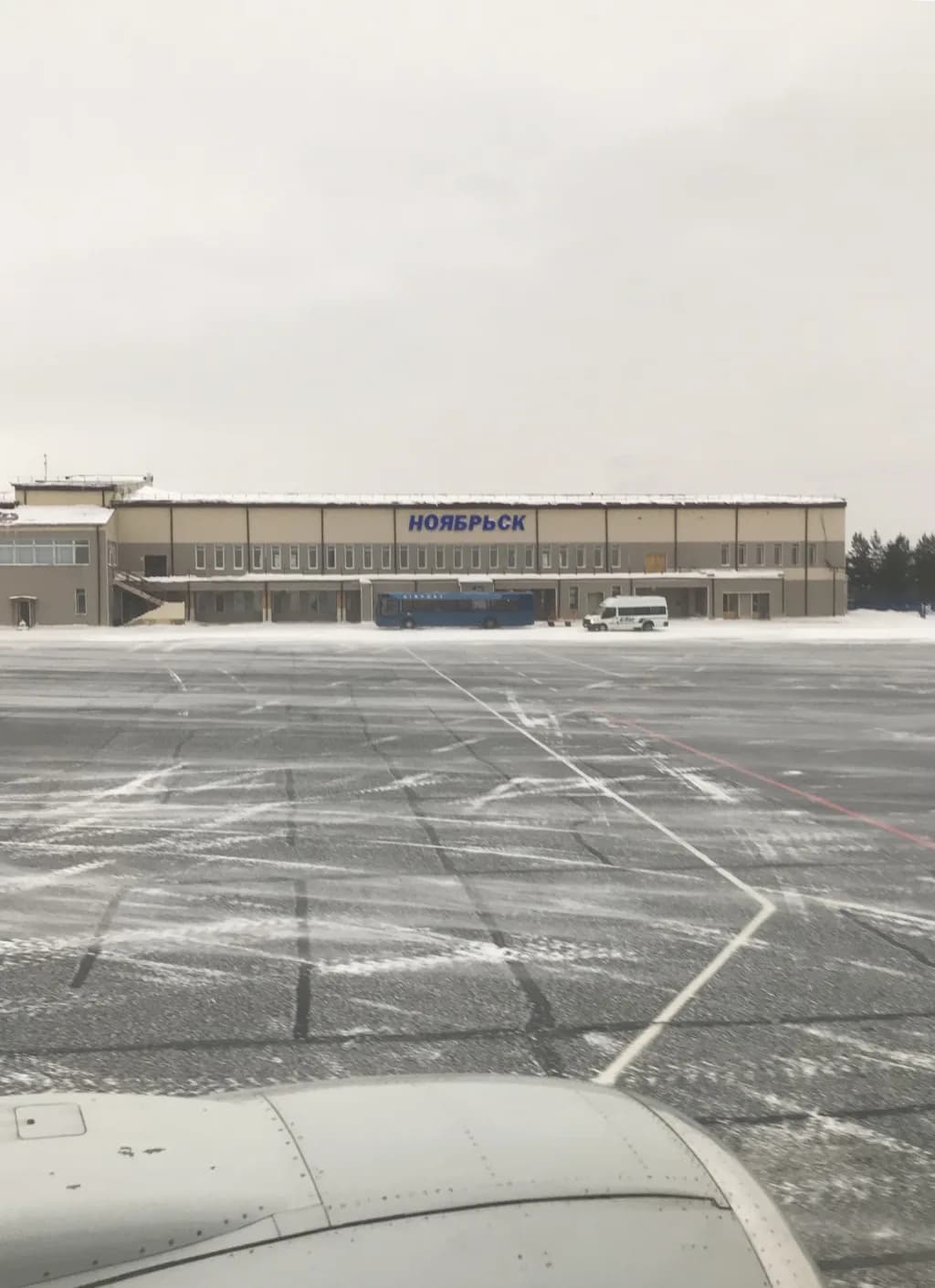 Luftaufnahme der Infrastruktur von Noyabrsk Airport
