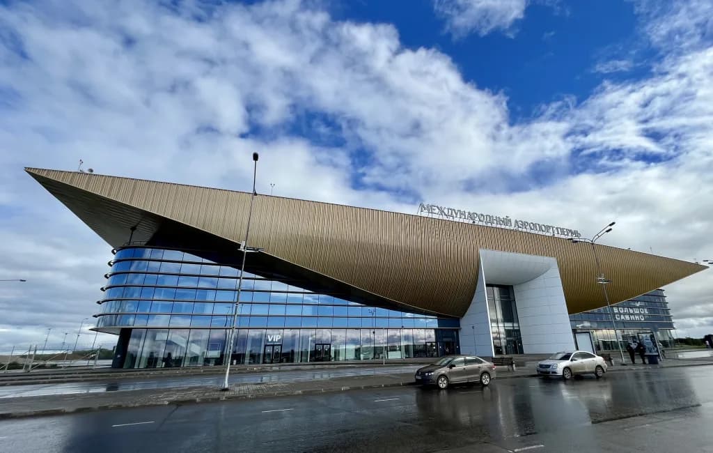 Luftaufnahme der Infrastruktur von Perm International Airport