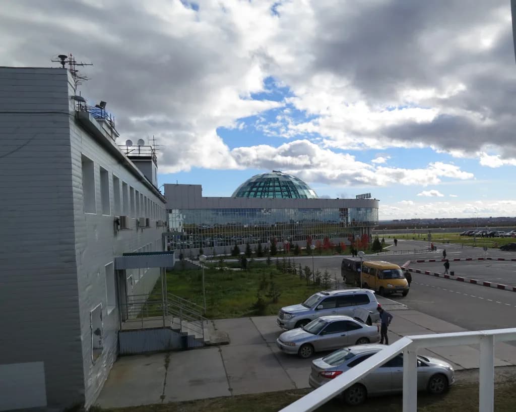 Luftaufnahme der Infrastruktur von Salekhard Airport
