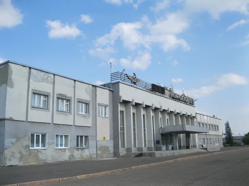 Luftaufnahme der Infrastruktur von Strezhevoy Airport