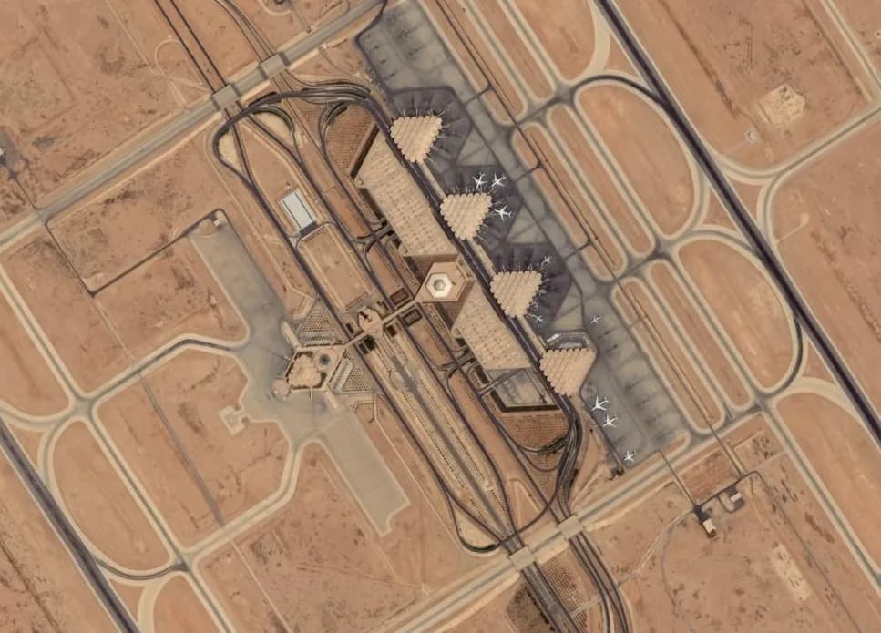 Luftaufnahme der Infrastruktur von King Khalid International Airport