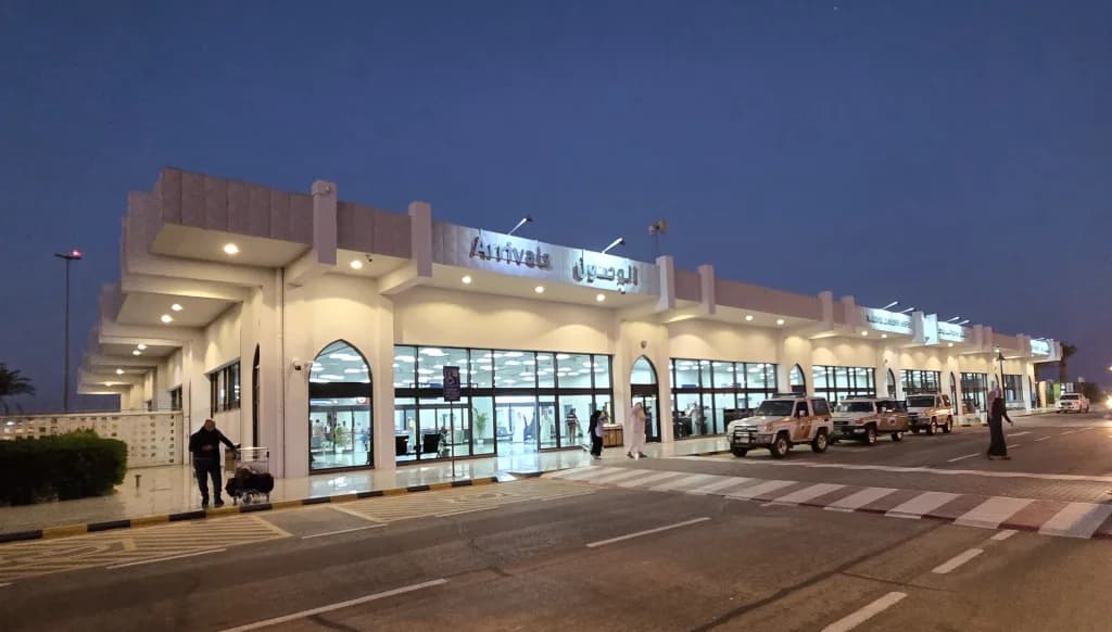 Luftaufnahme der Infrastruktur von Wadi Al Dawasir Domestic Airport