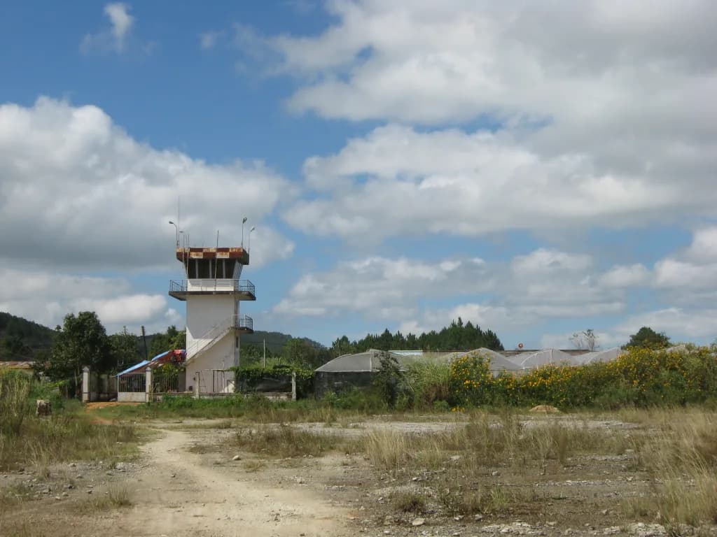 Panorama infrastruktury portu Cam Ly Airport