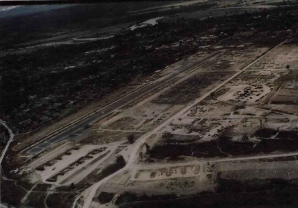 Luftaufnahme der Infrastruktur von Kontum Airport