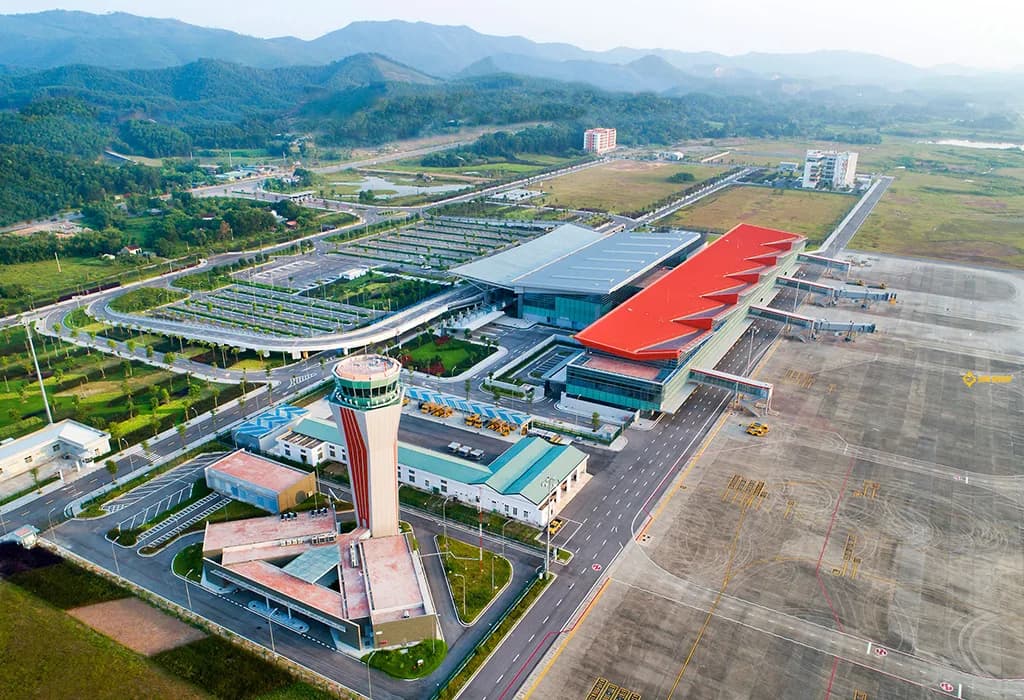 Luftaufnahme der Infrastruktur von Van Don International Airport