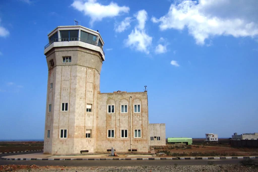 Luftaufnahme der Infrastruktur von Socotra Airport