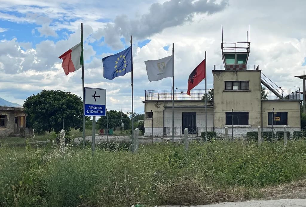 Luftaufnahme der Infrastruktur von Gjirokastër Airfield