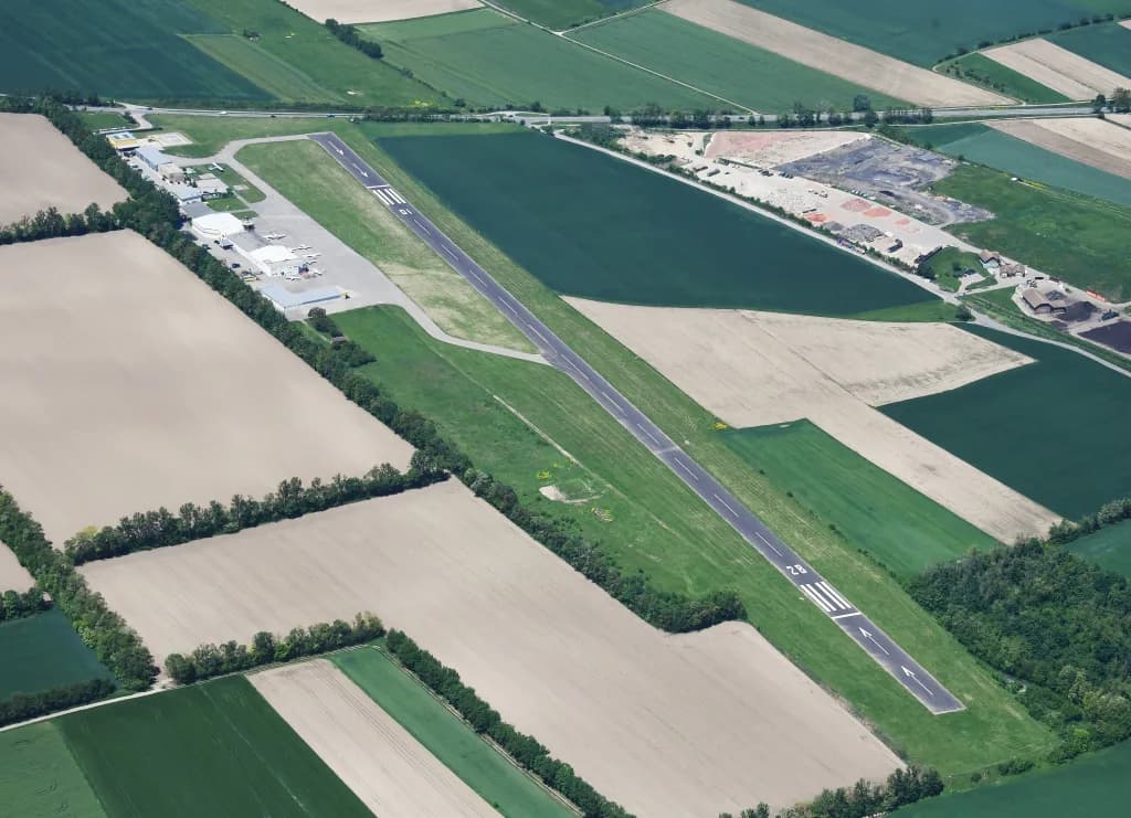 Vue aérienne de l'infrastructure de Krems/Langenlois Airfield