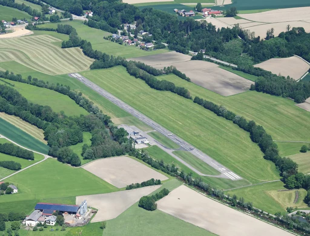 Luftaufnahme der Infrastruktur von Ried-Kirchheim Airfield