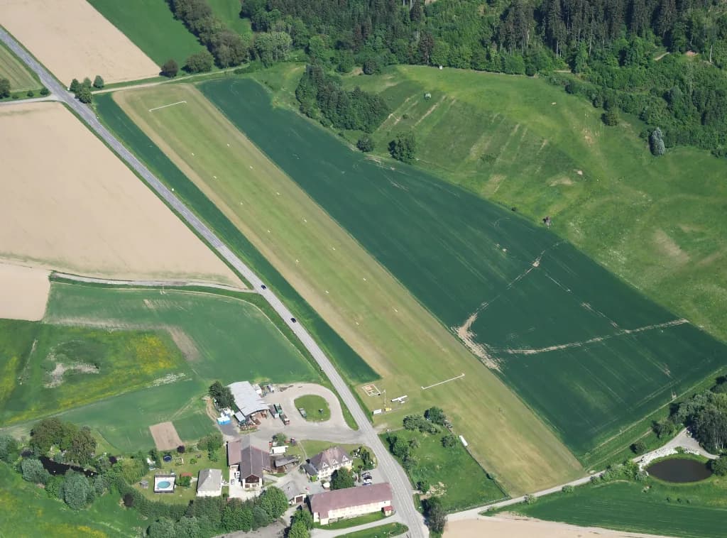 Panorama infrastruktury portu Sankt Donat / Mairist Airfield
