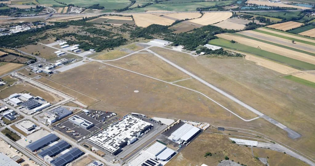Luftaufnahme der Infrastruktur von Vöslau-Kottingbrunn Airfield