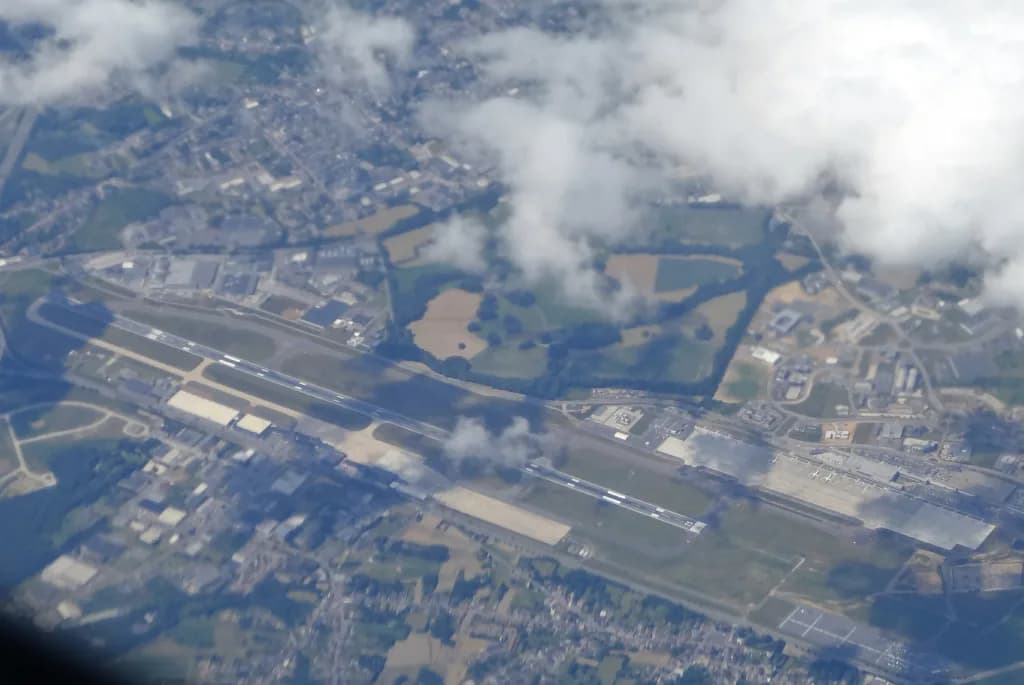 Luftaufnahme der Infrastruktur von Brussels South Charleroi Airport