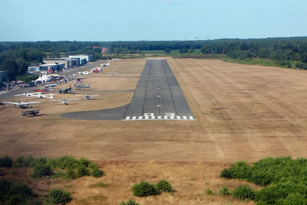 Luftaufnahme der Infrastruktur von Oostmalle Airfield