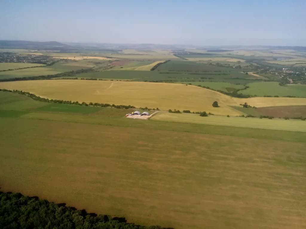Luftaufnahme der Infrastruktur von Blagoevo Airfield