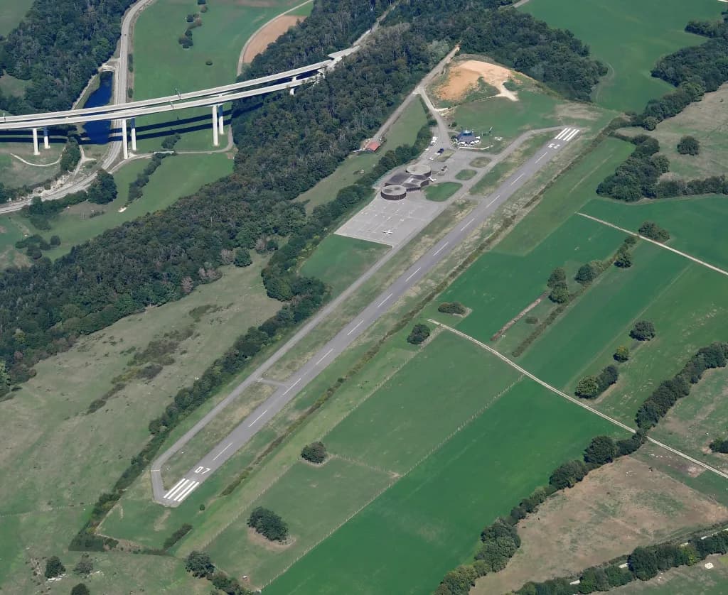 Luftaufnahme der Infrastruktur von Bressaucourt Airfield