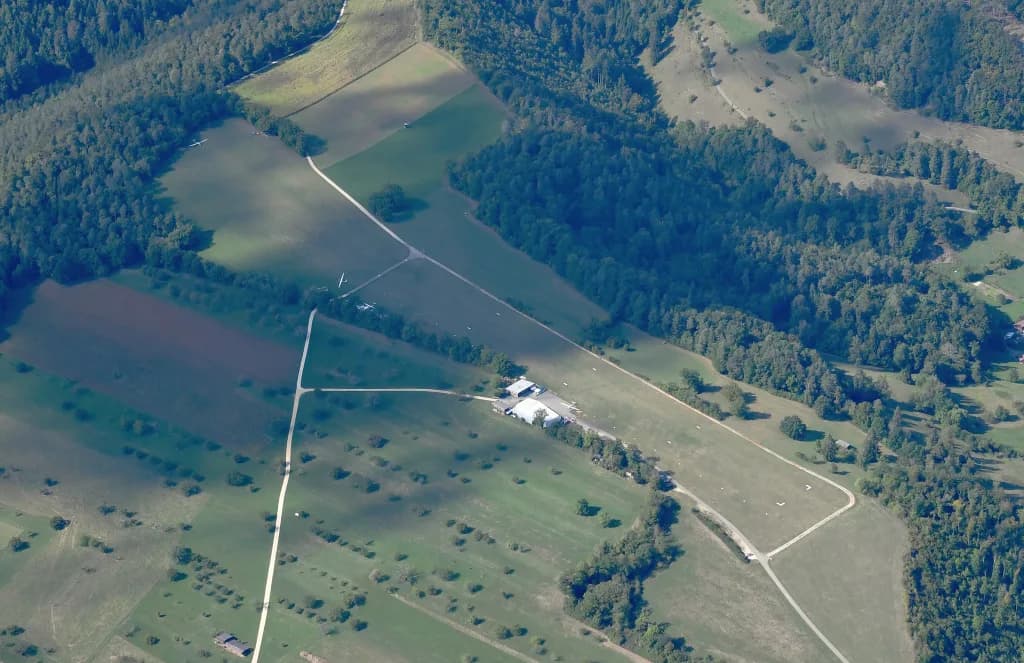 Luftaufnahme der Infrastruktur von Dittingen Airfield