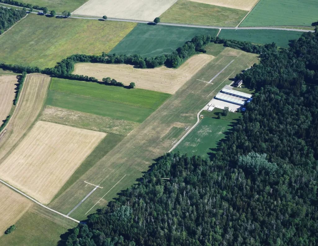 Luftaufnahme der Infrastruktur von Montricher Airfield