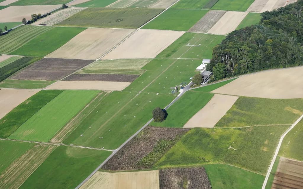 Luftaufnahme der Infrastruktur von Schmerlat Airfield