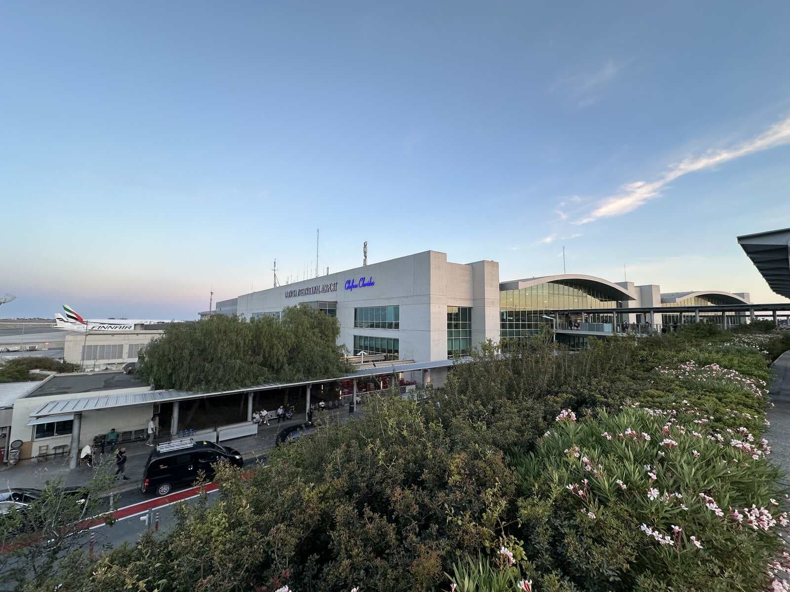 Luftaufnahme der Infrastruktur von Larnaca International Airport