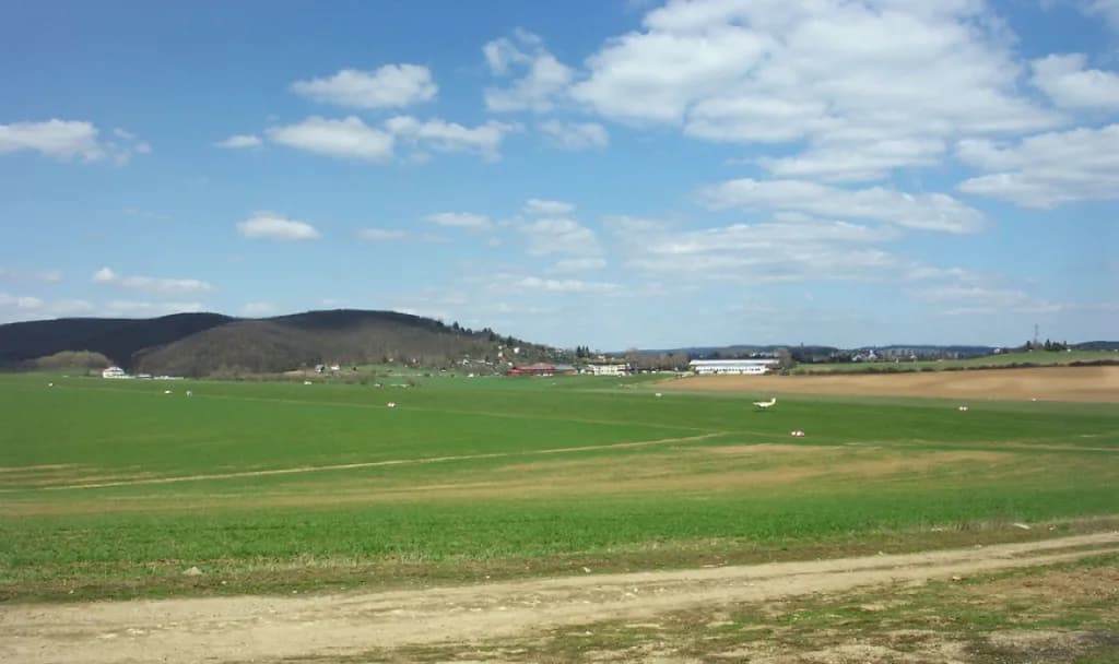 Luftaufnahme der Infrastruktur von Medlánky Airfield