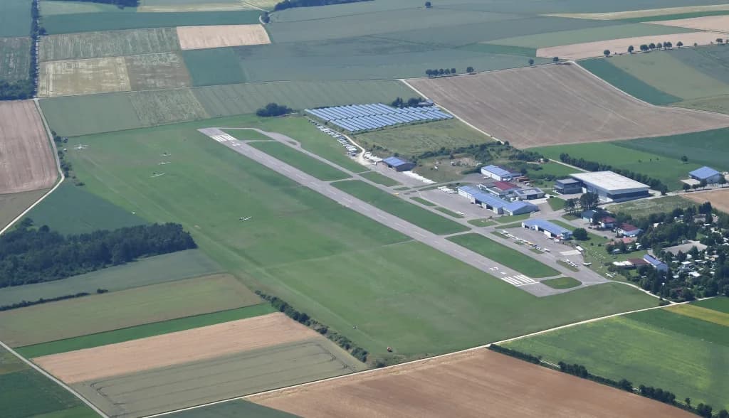 Luftaufnahme der Infrastruktur von Aalen Heidenheim Elchingen Airfield