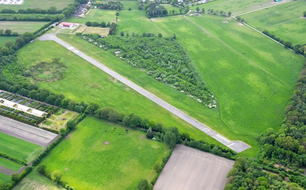 Luftaufnahme der Infrastruktur von Ahrenlohe Airfield