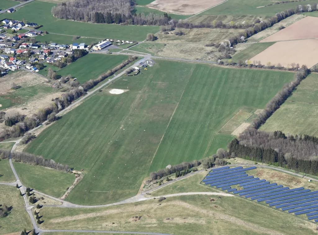 Luftaufnahme der Infrastruktur von Ailertchen Airfield
