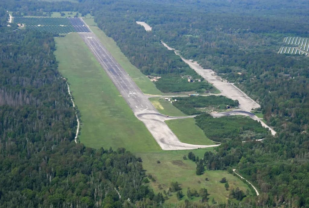 Luftaufnahme der Infrastruktur von Allstedt Airfield