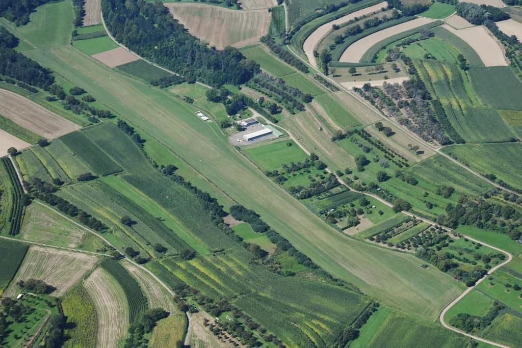 Luftaufnahme der Infrastruktur von Altdorf-Wallburg Airfield
