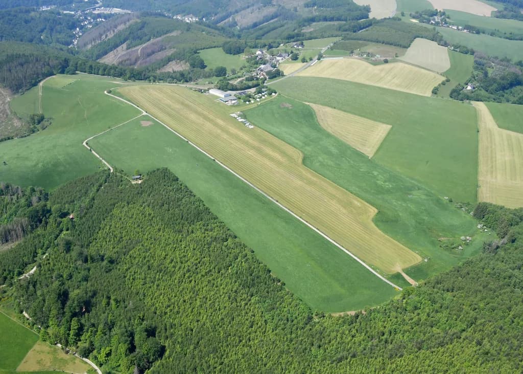 Luftaufnahme der Infrastruktur von Altena-Hegenscheid Airfield