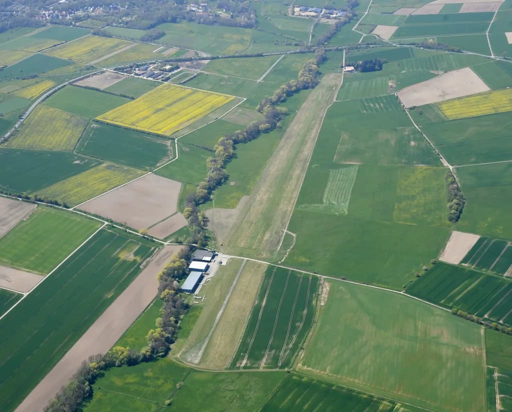Luftaufnahme der Infrastruktur von Anspach-Taunus Airfield