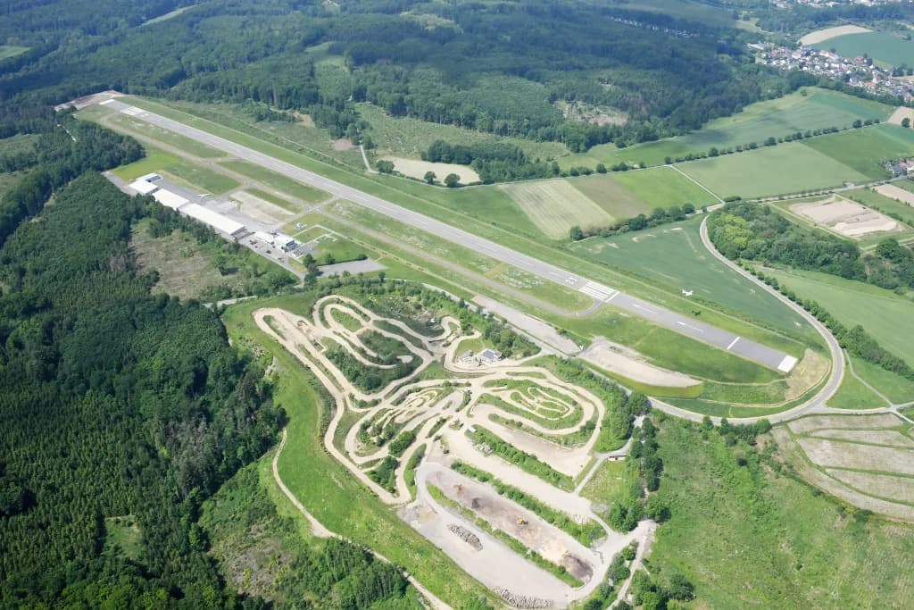 Luftaufnahme der Infrastruktur von Arnsberg-Menden Airfield