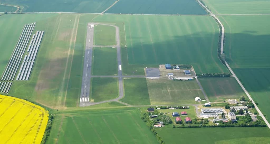 Panorama infrastruktury portu Arnstadt-Alkersleben Airfield